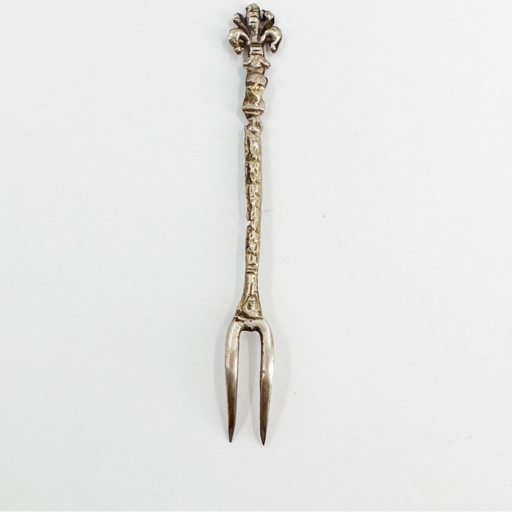 Silver ANTIQUE OLIVE FORK - FLEUR DE LIS​ - Picture 4 of 4